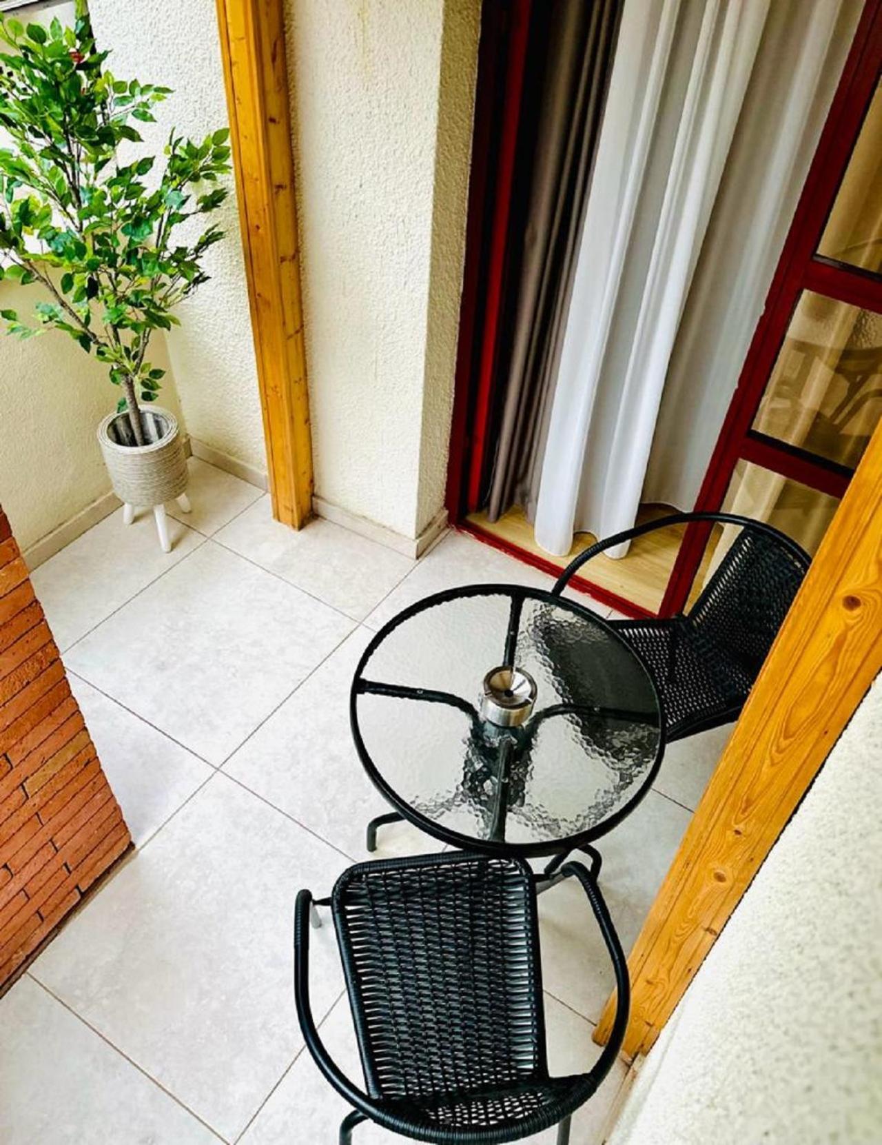 Hotel Well Inn Tbilisi Exteriör bild