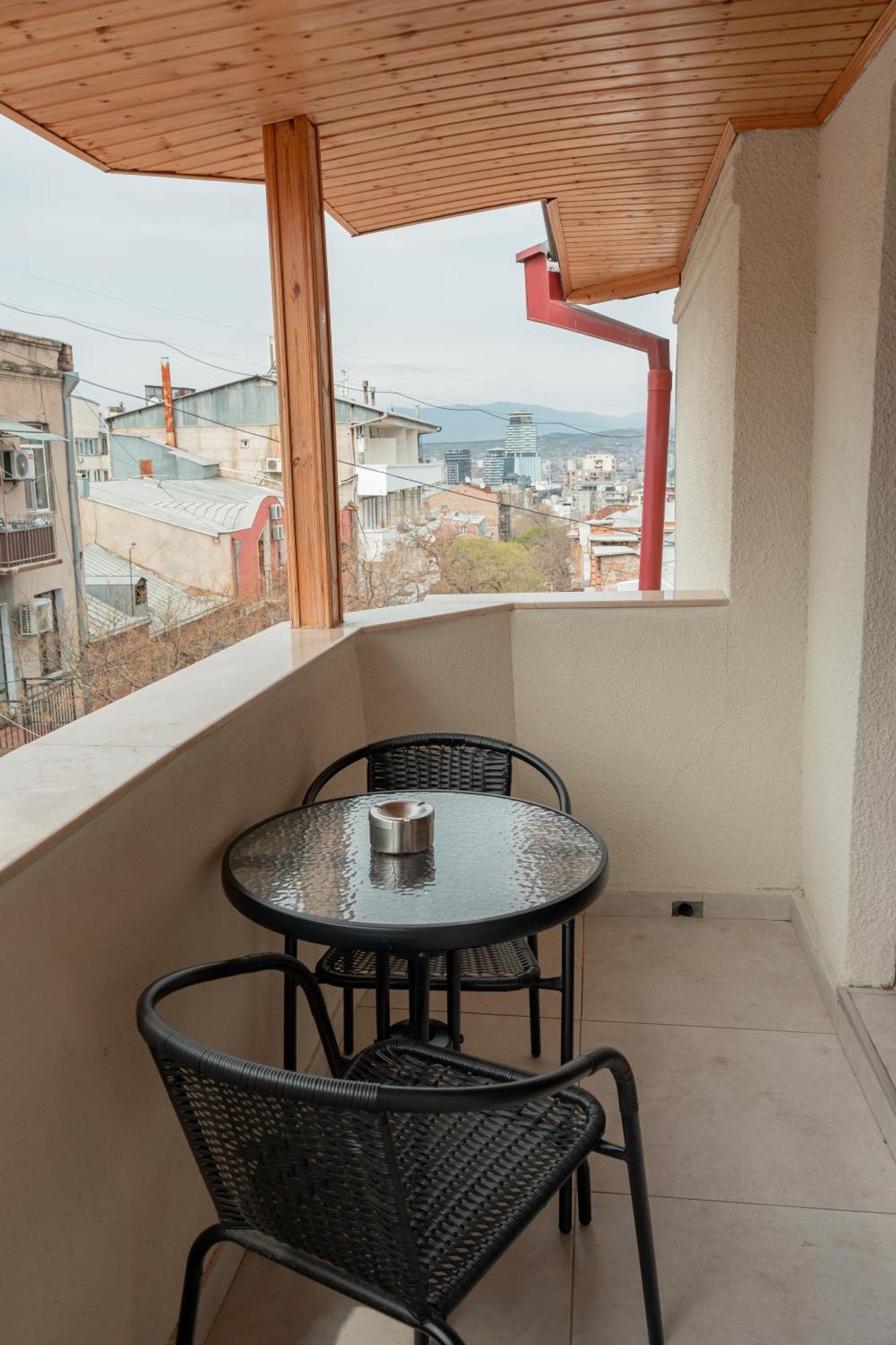 Hotel Well Inn Tbilisi Exteriör bild