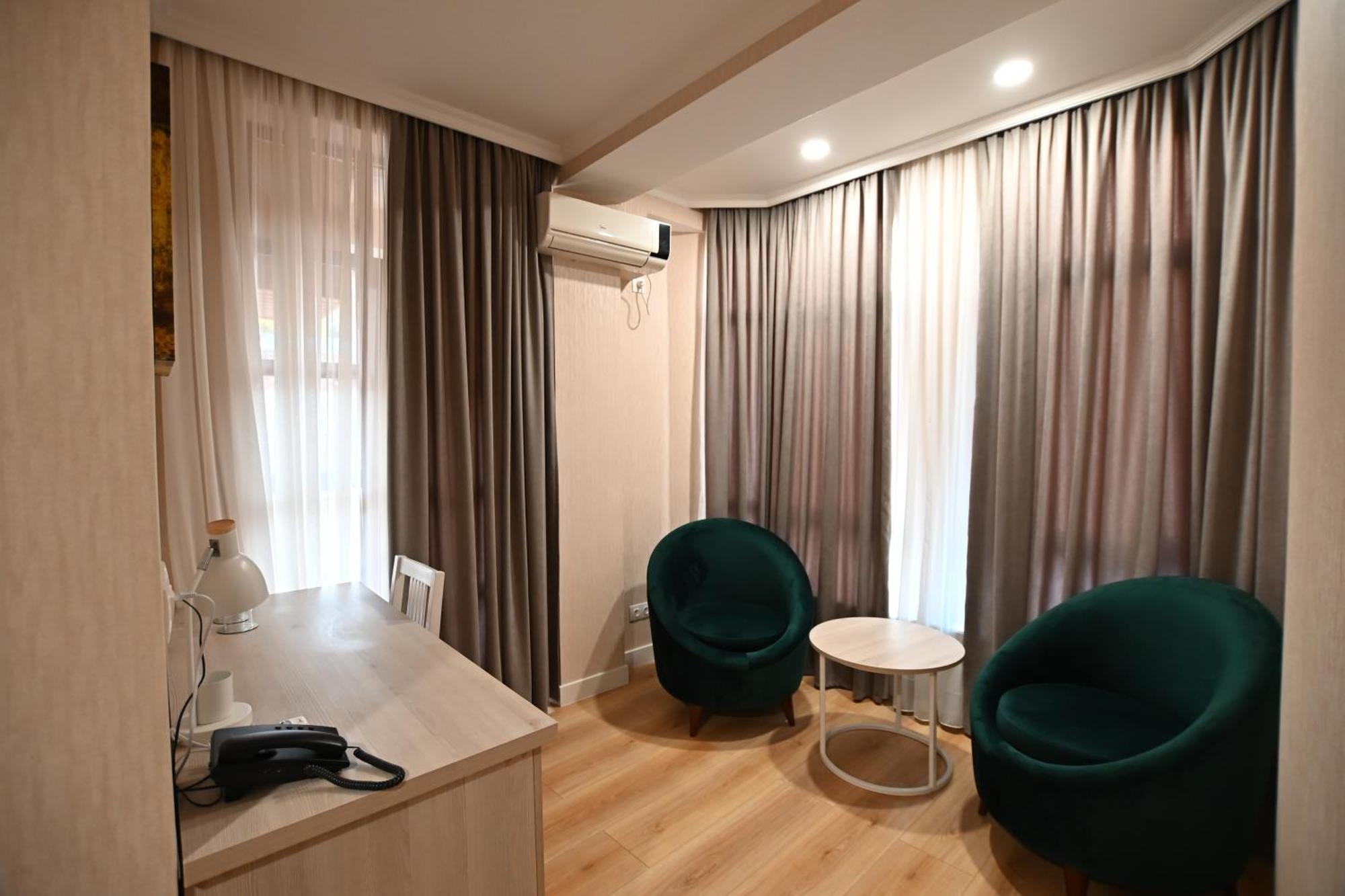 Hotel Well Inn Tbilisi Exteriör bild